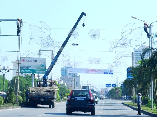 Công ty điện chiếu sáng đô thị dỡ bỏ toàn bộ đèn, cột sắt thuộc dự án đèn led nghệ thuật trang trí trên đường Lê Hồng Phong. 