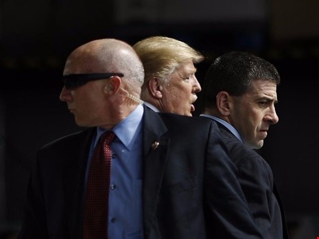 Các nhân viên thuộc Cơ quan Mật vụ Mỹ bảo vệ ứng viên đảng Cộng hòa Donald Trump tại bang Ohio hồi tháng 3 năm nay.