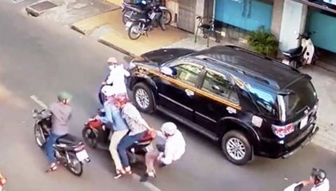 Hai thiếu nữ 10X cướp xe máy ở Sài Gòn