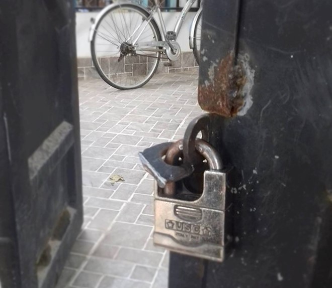 Bọn trộm đã cắt cổng khóa để đột nhập vào nhà. 
