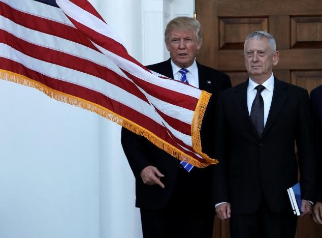 Ông Trump (trái) và ông Mattis trong cuộc gặp hôm 19/11. (Ảnh: Reuters)