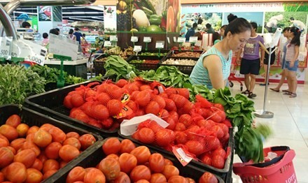 Doanh nghiệp, siêu thị của Hà Nội đang chuẩn bị hàng hóa cho dịp Tết. 