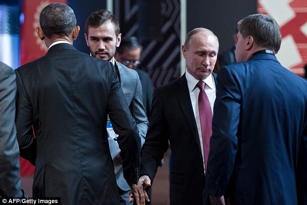 Tổng thống Nga Putin và Tổng thống Mỹ bắt tay một cách lạnh nhạt trong cuộc gặp chóng vánh bên lề hội nghị thượng đỉnh Diễn đàn Hợp tác Kinh tế Châu Á-Thái Bình Dương (APEC). Ảnh: AFP/Getty Images