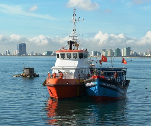 Tàu cá gặp nạn cùng ba thuyền viên được tàu SAR 274 đưa vào bờ an toàn. Ảnh: DanangMRCC. 