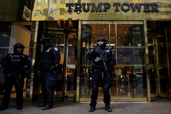 Lực lượng Mật vụ Mỹ canh gác bên ngoài tòa nhà Trump Tower ở New York, nơi tổng thống đắc cử Trump và vợ con sinh sống. Ảnh: Reuters.