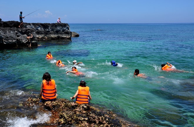Khách du lịch trong nước, quốc tế vui chơi, tắm biển ở đảo Bé (huyện đảo Lý Sơn). Ảnh: M.Hoàng.