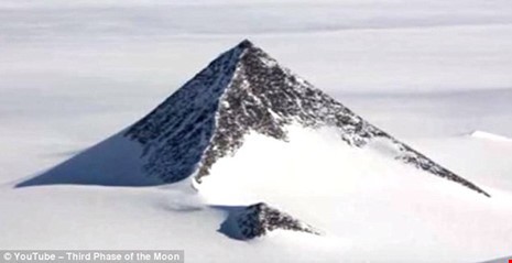 Hình ảnh về kim tự tháp bí ẩn ở Nam Cực được cho là căn cứ của người ngoài hành tinh. Ảnh: Daily Mail