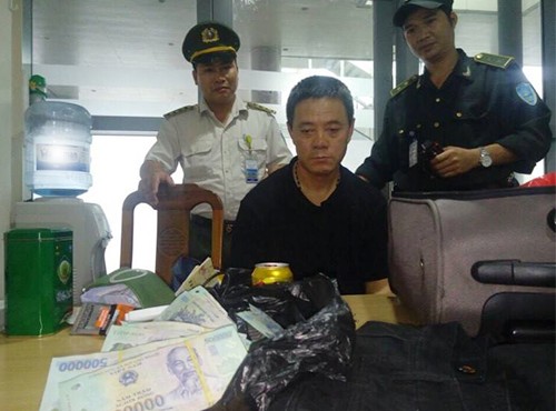 An ninh sân bay bắt giữ hành khách Trung Quốc cùng số tiền vụ trộm. 