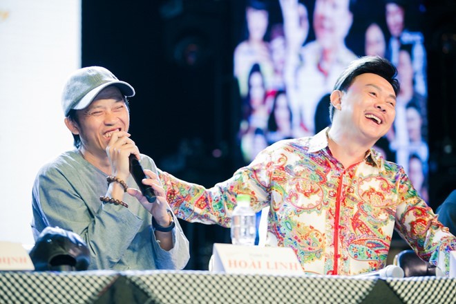 Là một người bận rộn vì nhiều show, danh hài Hoài Linh đã tranh thủ tới buổi họp mặt ra mắt live show của bạn thân Chí Tài. Ảnh: NVCC.