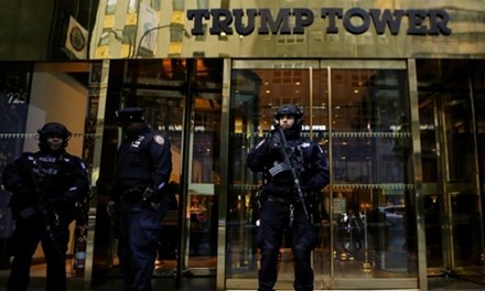 Lực lượng an ninh ở tháp Trump. Ảnh: Reuters
