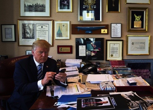 Ông Trump bên trong văn phòng làm việc tại tòa Tháp Trump. Ảnh: New York Times