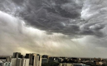 Mây đen phủ kín bầu trời Melbourne trước khi cơn dông phát tán phấn hoa khắp thành phố. 