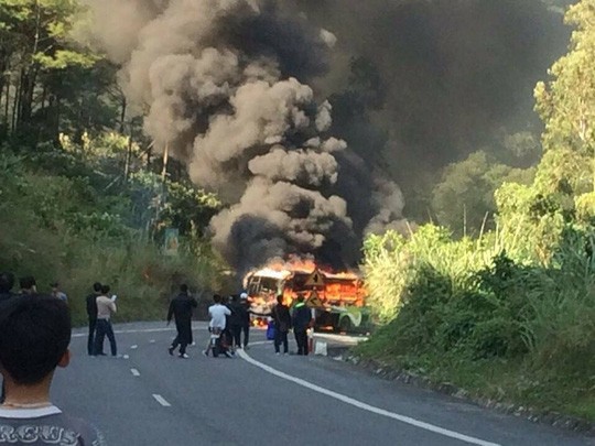 Xe khách 45 chỗ và xe máy cùng cháy dữ dội sau vụ tai nạn khiến nam thanh niên Hàn Quốc thiệt mạng