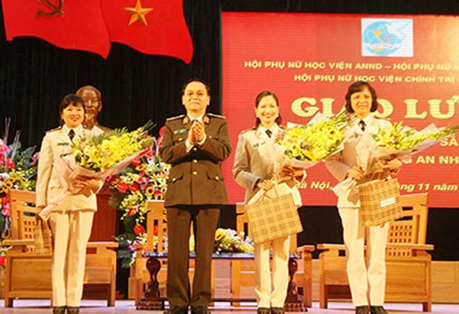 Tiến sĩ Nguyễn Thị Thu Thủy (bìa phải) trong buổi giao lưu những nữ cán bộ, giảng viên tiêu biểu, xuất sắc các trường, học viện công an nhân dân.