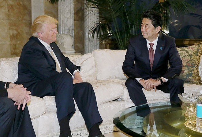 Ông Trump và ông Abe trong cuộc gặp ở tòa nhà Trump Tower hôm 17/11. Ảnh: AFP.