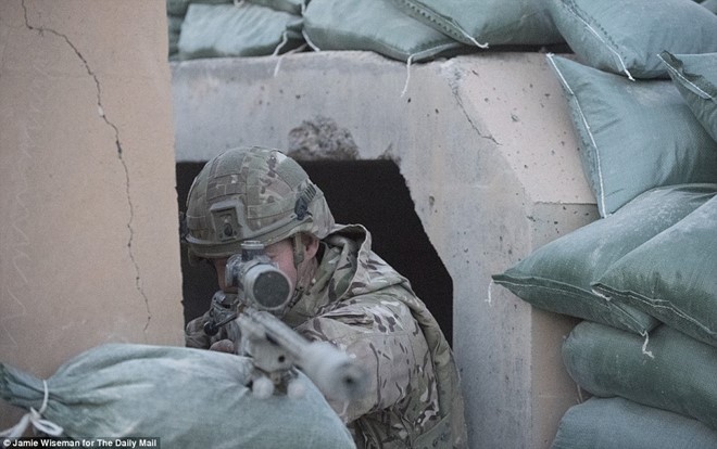 Lính bắn tỉa Anh sử dụng súng trường L115A3 cho phép họ tiêu diệt đối phương từ khoảng cách 1.600 m. Ảnh: Daily Mail. 