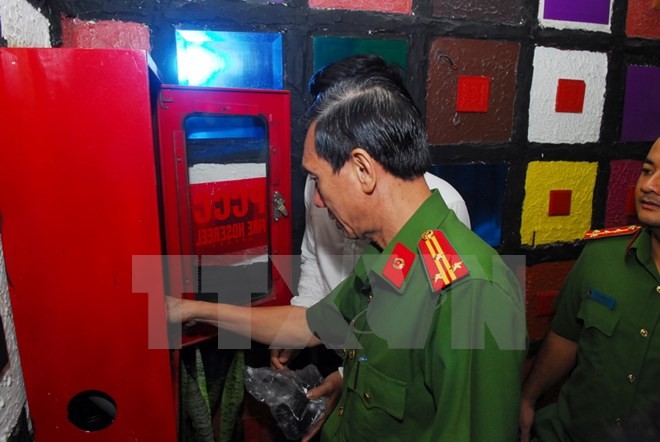 Đoàn kiểm tra dịch vụ kinh doanh karaoke Nice ở số 340 đường Nguyễn Thị Minh Khai, Phường 5, Quận 3 phát hiện còn một số vi phạm về phòng cháy, chữa cháy. 