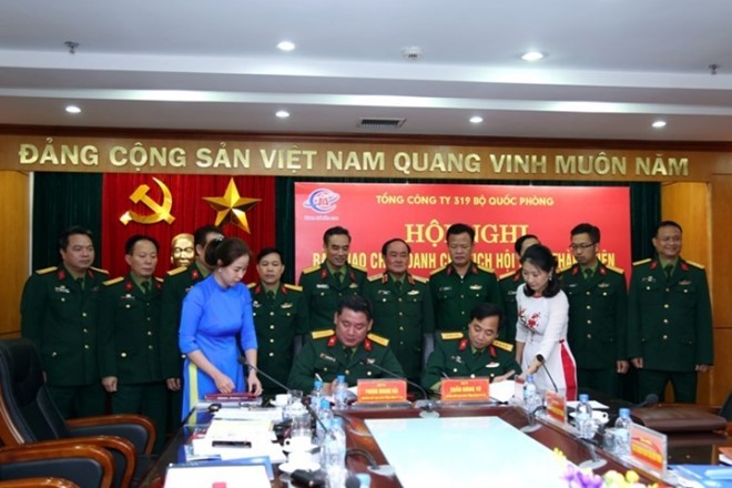 Đại tá Phùng Quang Hải và đại tá Trần Đăng Tú ký biên bản bàn giao chức vụ Chủ tịch HĐTV Tổng công ty 319. 