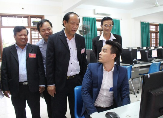 Ông Đinh Văn Thu (đứng đầu) thăm hỏi, động viên các thí sinh trước khi bước vào cuộc thi.