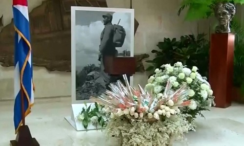 Hình ảnh hộp đựng di hài Fidel Castro trên truyền hình Cuba. Ảnh: Reuters.