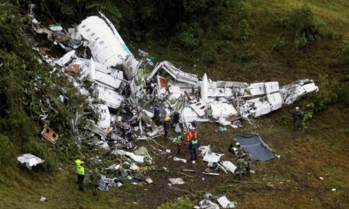 Phi cơ Avro RJ85 vỡ nát tại hiện trường gần thành phố Medellin, Colombia. Ảnh: Reuters.