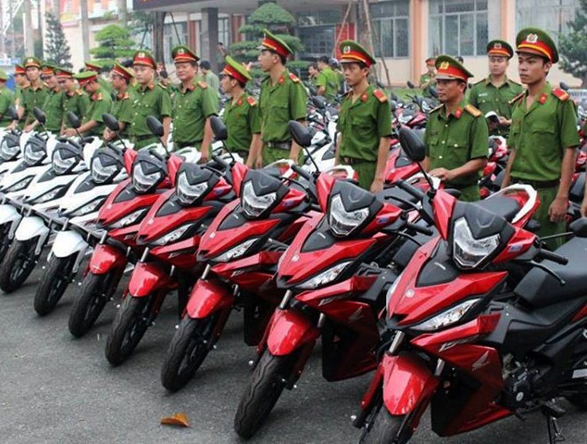 Công an tỉnh Bình Dương tiếp nhận xe máy hiệu Honda Winner 150 cc do UBND tỉnh Bình Dương trao.