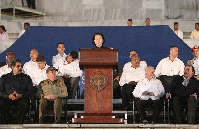 Chủ tịch Quốc hội Nguyễn Thị Kim Ngân dự và phát biểu tại Lễ mít tinh tưởng niệm Lãnh tụ Cuba Fidel Castro Ruz. Ảnh: TTXVN.