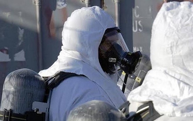 Các nhân viên làm việc tại khu lưu trữ phóng xạ Hanford, bang Washington, Mỹ với bình khí nén và mặt nạ. Ảnh: DOE. 