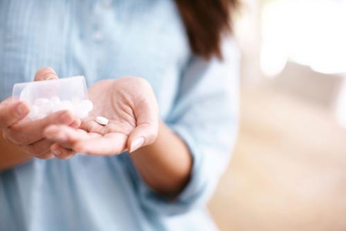 Dùng aspirin liều thấp hằng ngày có thể giúp ngăn ngừa cơn đau tim, đột quỵ và một vài dạng ung thư Ảnh: READER’S DIGEST