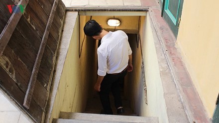 Đường xuống căn hầm dành riêng cho gia đình Bộ trưởng Công an đầu tiên – ông Trần Quốc Hoàn.