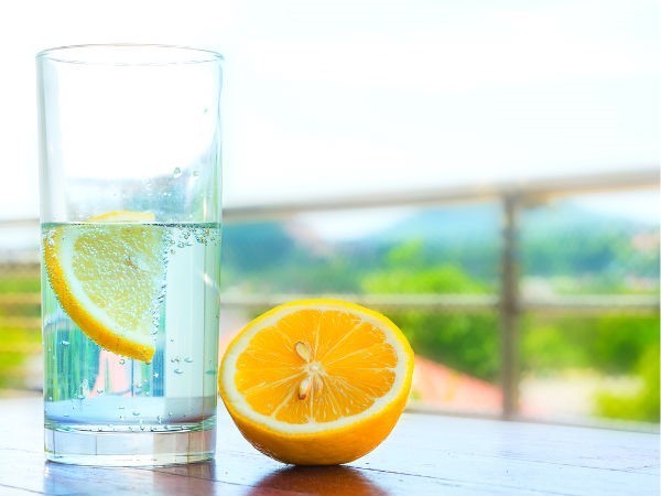 Nước chanh là đồ uống buổi sáng sẽ giúp cơ thể loại bỏ độc tố dễ dàng. Ảnh: Boldsky.
