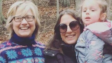 Một phụ nữ có tên Abby Schwittek bắt gặp bà Clinton trong khu rừng ở New York cuối tháng 11 với chiếc áo len lông cừu sặc sỡ. Ảnh: Twitter