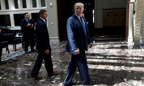 Donald Trump đi trong khuôn viên Khách sạn Quốc tế Trump ở Washington D.C. Ảnh: Reuters
