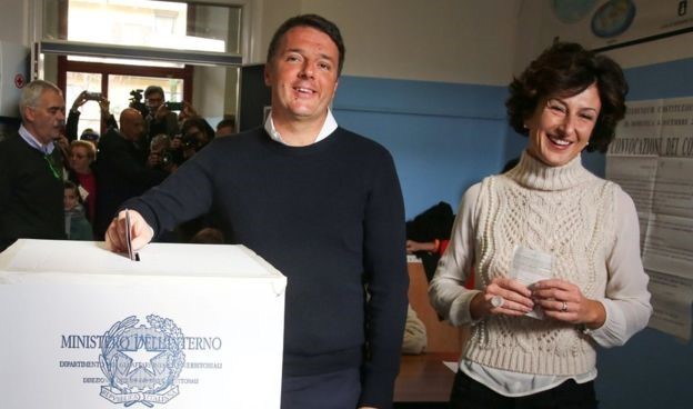 Thủ tướng Italy Matteo Renzi bỏ phiếu cùng vợ hôm 4/12. Ảnh: Reuters.