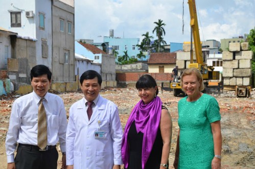 Bà Irene Lejeune (thứ 2 từ phải sang) cùng các bác sĩ Bệnh viện Đà Nẵng. Ảnh bệnh viện cung cấp.