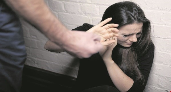 Rất nhiều phụ nữ đang phải ngày đêm chịu đựng người đầu gối tay ấp với mình do bạo lực tình dục. Ảnh: Irishexaminer.