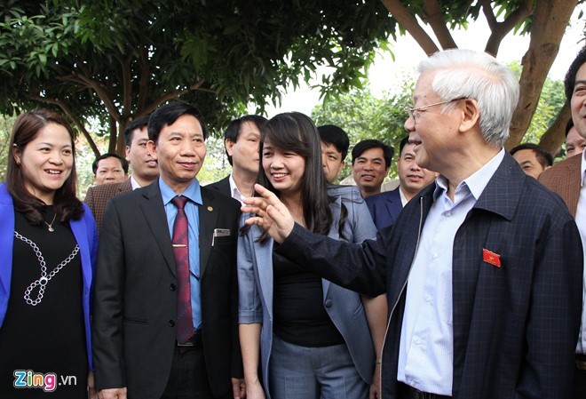 Tổng bí thư Nguyễn Phú Trọng trao đổi với các cử tri huyện Đông Anh, Hà Nội. 