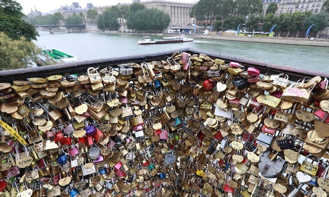 Ổ khoá tình yêu gắn trên cầu Pont Neuf ở trung tâm Paris. 