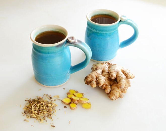 Hãy bổ sung ngay một cốc trà gừng cam thảo nóng cho mùa lạnh. Ảnh: Elanaspantry .