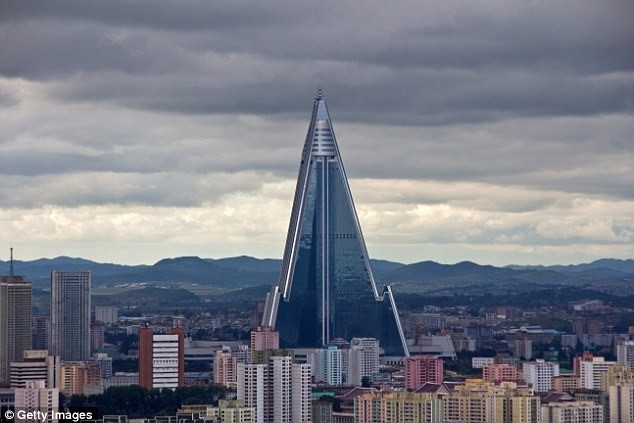 Khách sạn Ryugyong có kiến trúc kim tự tháp nổi bật giữa thủ đô Bình Nhưỡng của Triều Tiên. Ảnh: Getty.