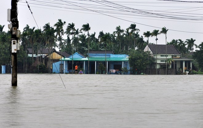 Đến chiều 7/12, mưa lũ vẫn còn gây chia cắt, cô lập nhiều khu dân cư ở các tỉnh Quảng Ngãi, Bình Định. 