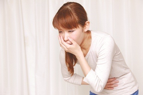 Đau bụng thượng vị là triệu chứng đầu tiên. Người bệnh có thể buồn nôn và nôn nhiều.