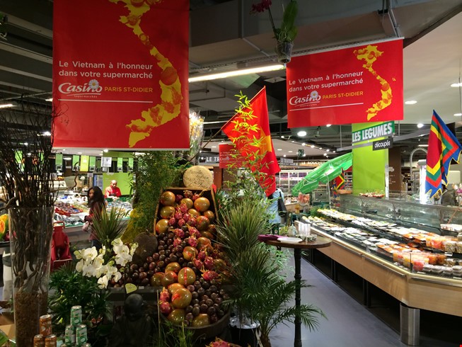 Hàng Việt như thanh long, xoài, chôm chôm… trong một hội chợ tổ chức tại Pháp. 