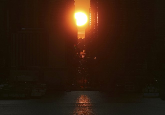 Mặt trời mọc ở thành phố New York, Mỹ. Ảnh: AFP.