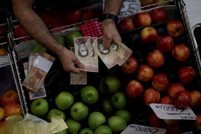 Chính phủ Venezuela bất ngờ cho dừng lưu thông tờ tiền 100 bolivar mệnh giá cao nhất nước này giữa lúc tình trạng lạm phát ngày một nghiêm trọng. Ảnh: Reuters.