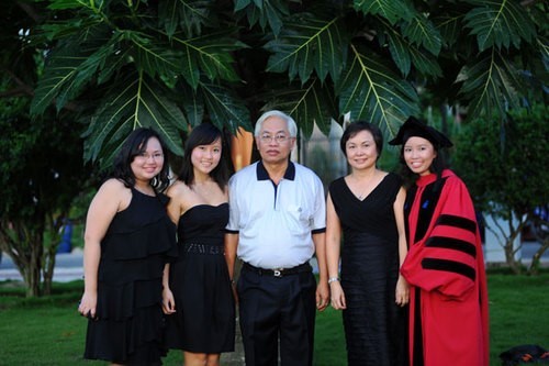 Ông Trần Phương Bình cùng vợ và các con gái.