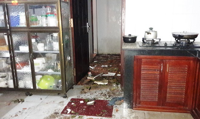 Một căn nhà của người dân tại hẻm 25 đường Trần Hưng Đạo (phường Tự An, TP Buôn Ma Thuột) gần trụ sở Công an tỉnh Đắk Lắk, bị hư hỏng do vụ nổ.