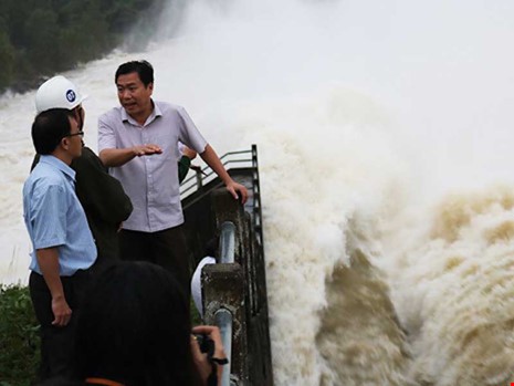 Các thuỷ điện ở Phú Yên đang xả lũ. Ảnh chụp chiều 13-12 tại cửa xả lũ Nhà máy thủy điện Sông Ba Hạ.