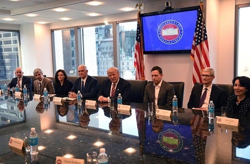 Donald Trump ngồi cạnh các lãnh đạo công nghệ trong cuộc gặp hôm qua. Ảnh: AFP