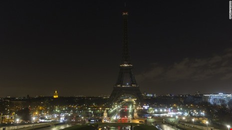 Tháp Eiffel tắt điện tối 14-12 thể hiện sự đồng cảm với người dân Aleppo. Ảnh: CNN